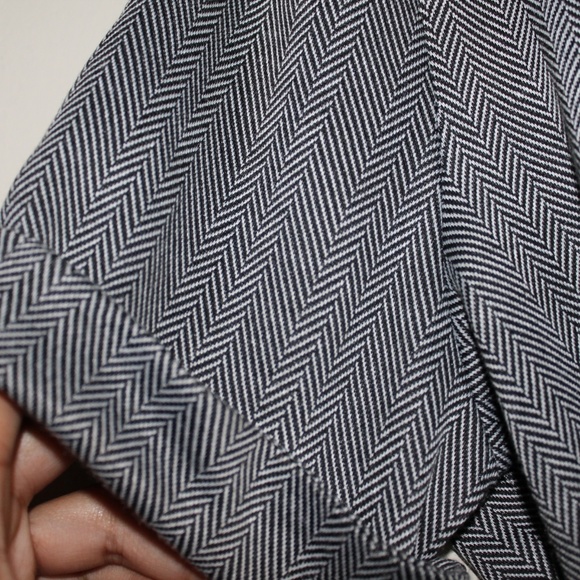 Must Go! ๐๐ฝ Black and White patterned dress ๐ - Picture 8 of 8